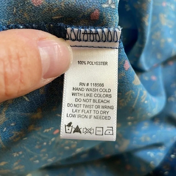 Labellum Hillary Scott print blouse Bell Sleeves Navy Tie at neck Women’s Size M - Picture 12 of 13